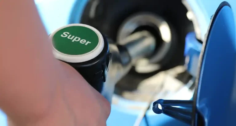 Ti piace l’odore della benzina? Non sei strano è normale