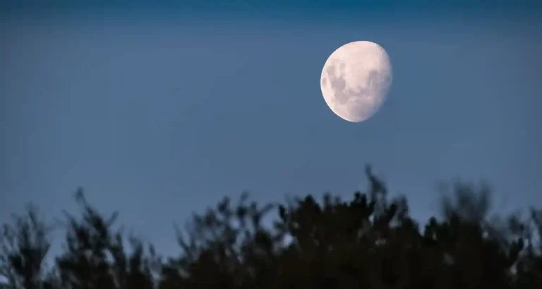 Come mai vediamo la Luna in pieno giorno?