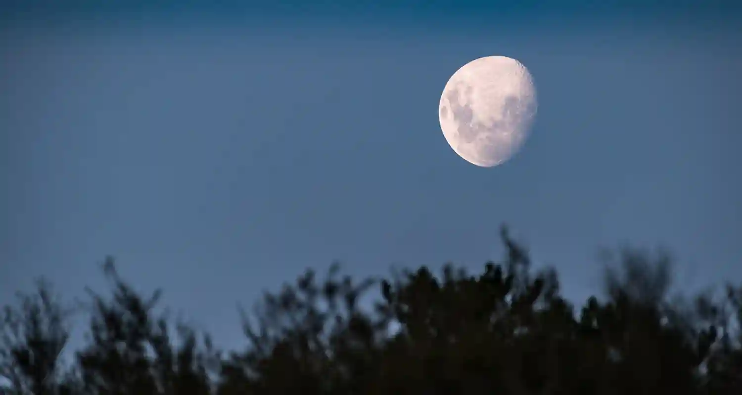 Come mai vediamo la Luna in pieno giorno