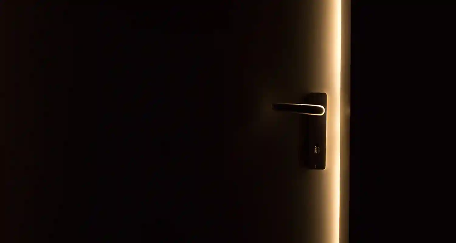 Apre armadio nella sua camera albergo e scopre qualcosa di insolito