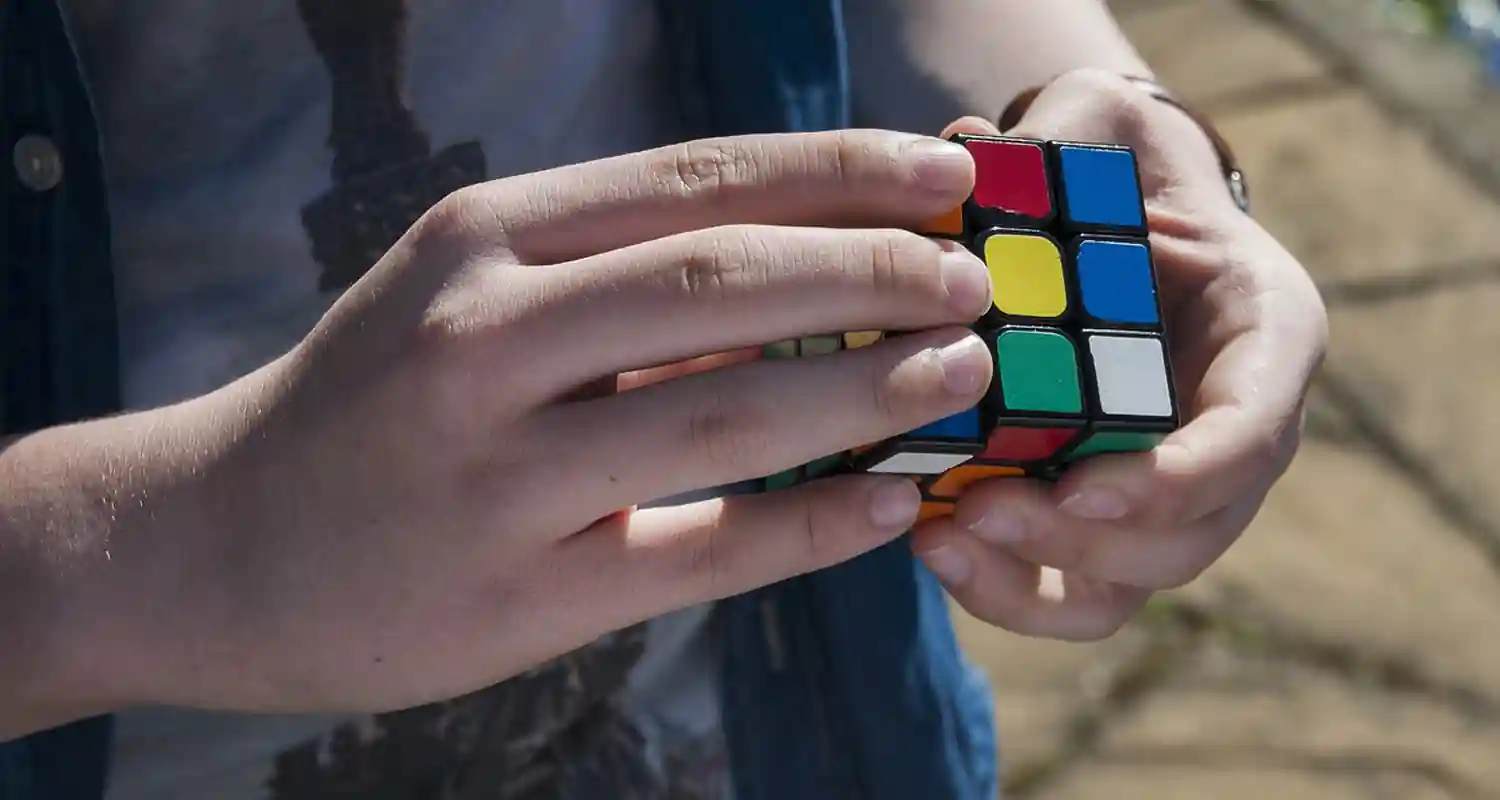 Bambina di 6 anni detiene il record del cubo di Rubik
