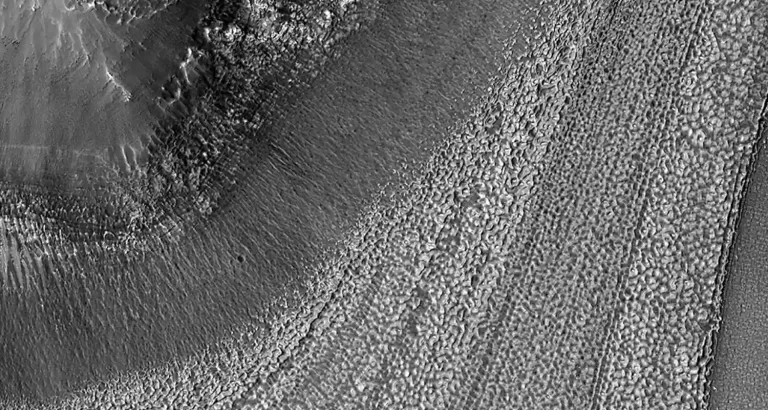 Incredibili strutture ghiacciate sulla superficie di Marte