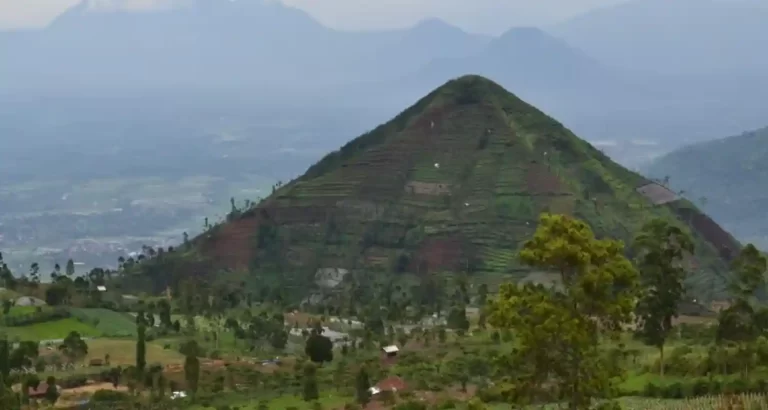Indonesia: Una piramide che potrebbe non essere di origini umane