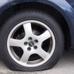 Tutti gli pneumatici della auto bucati il motivo incredibile
