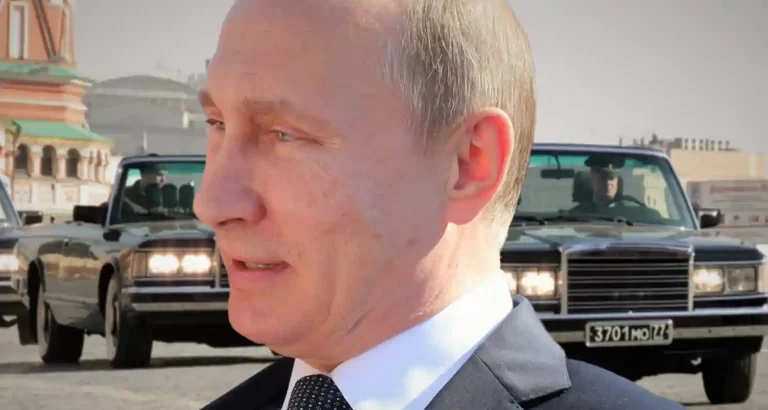 Cosa sono quelle espressioni facciali di Putin durante la conferenza stampa?