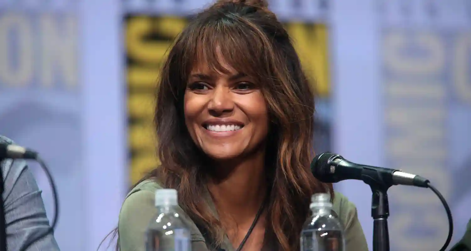 Halle Berry posa sensuale ma i follower notano qualcosa di strano