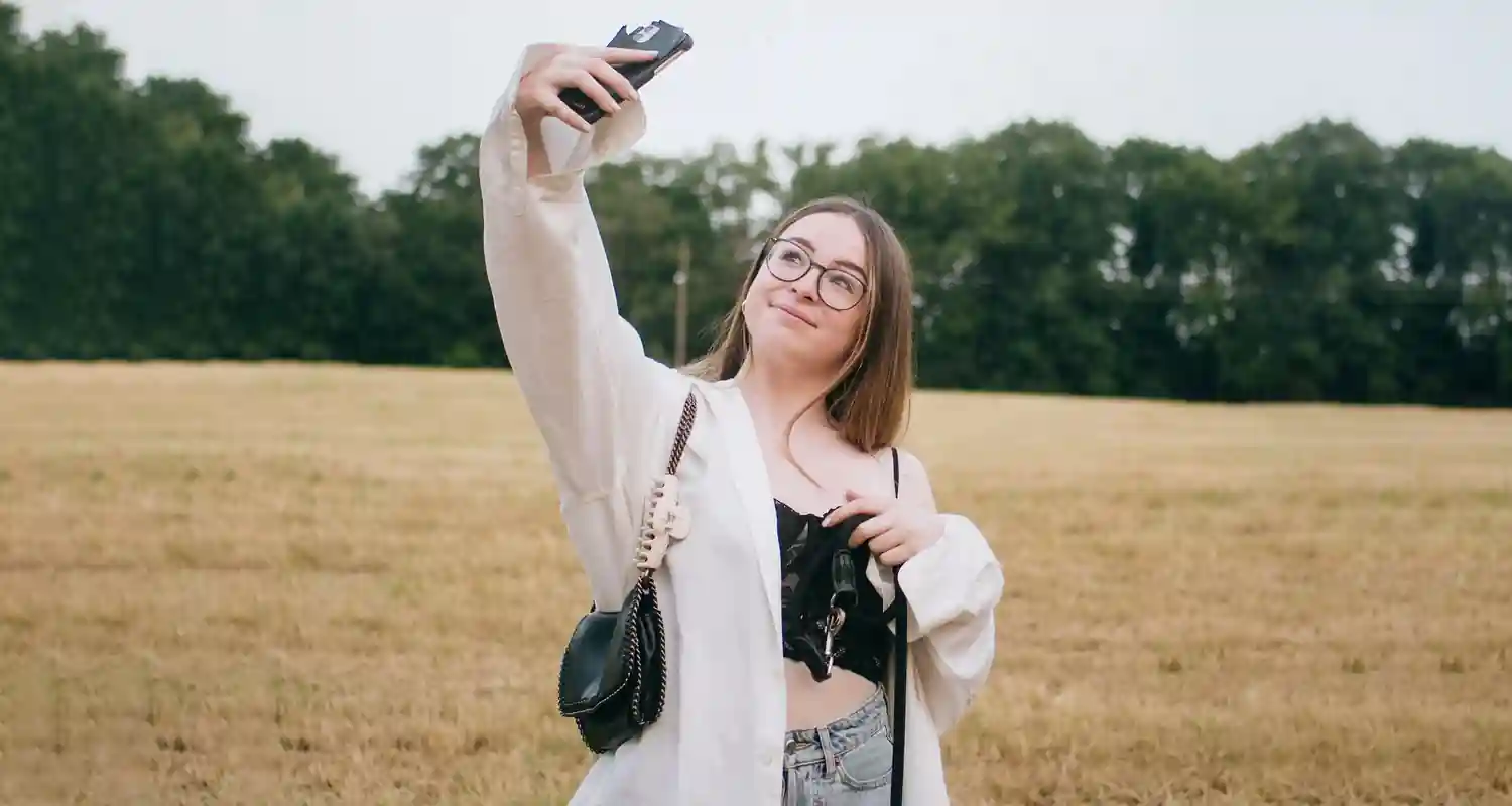 Il trend della Gen Z farsi fotografare con una mano sul naso