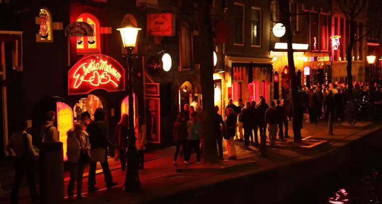 Amsterdam fa un passo indietro: Niente stop al quartiere a luci rosse