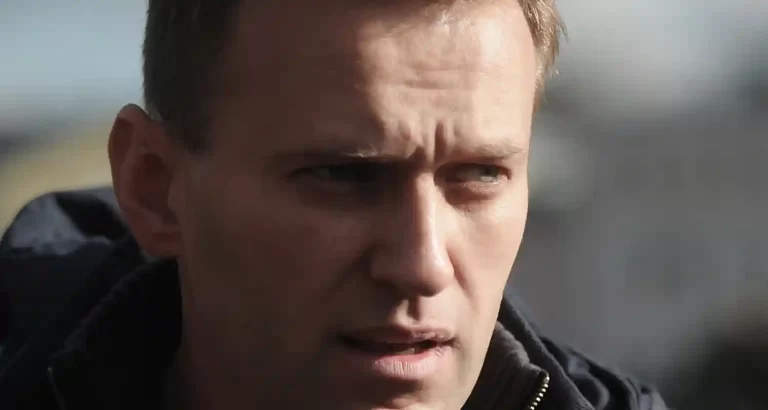 Che fine ha fatto il corpo di Navalny, il percorso misterioso durante la notte