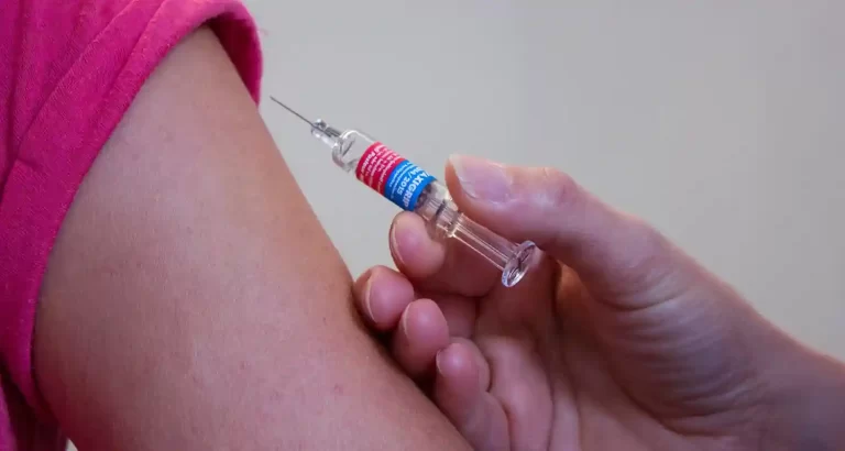 Due effetti collaterali dei vaccini Covid che non ci avevano mai rivelato