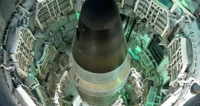 Il Pentagono nasconde un video di un UFO che abbatte un missile nucleare