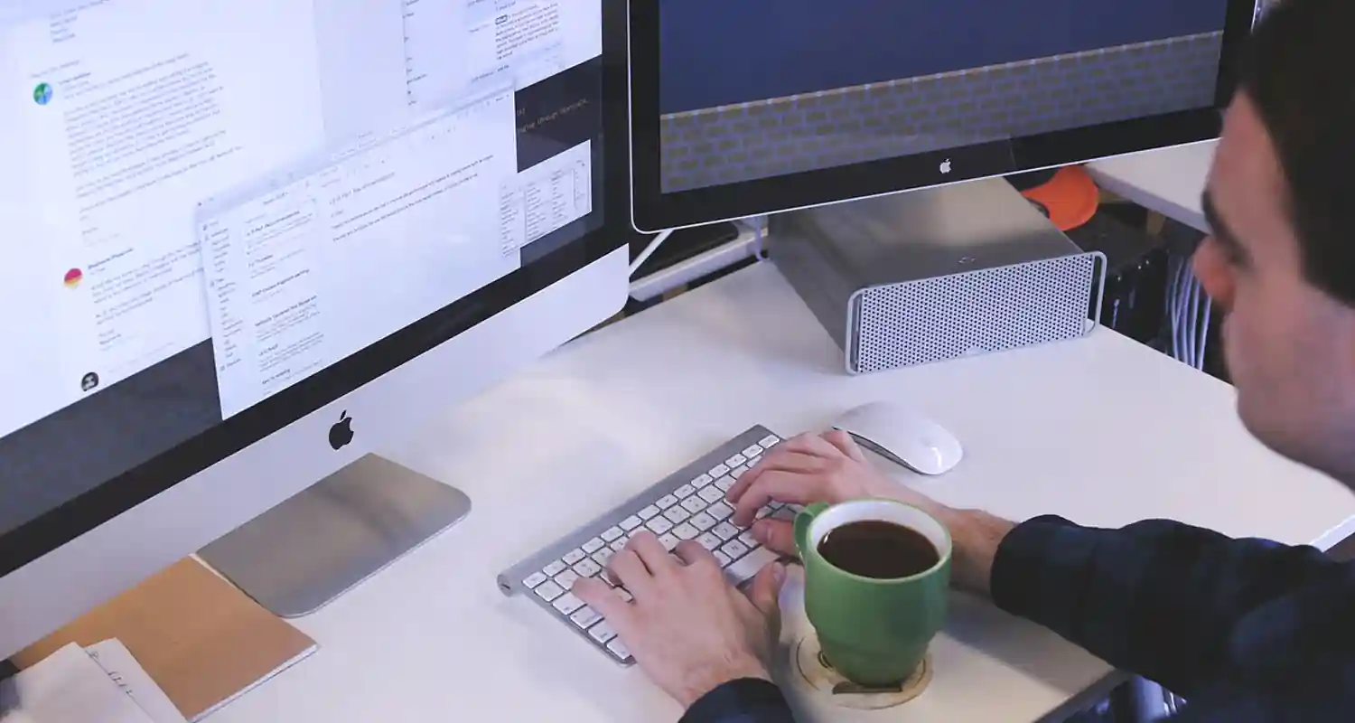 Mai pranzare sulla scrivania da lavoro ecco perche