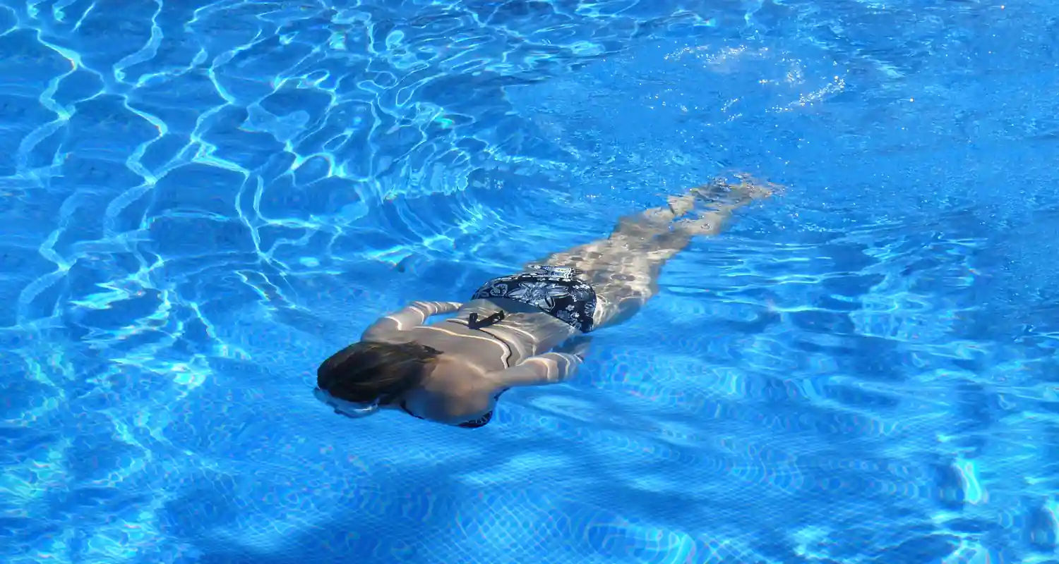 Mai restare in piscina se senti forte odore di cloro