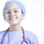 Scappa dalla clinica per non pagare intervento di chirurgia estetica