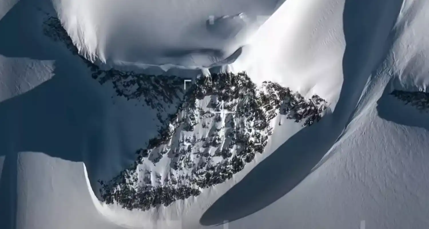 Antartide Una piramide costruita da uomo in mezzo al deserto di ghiaccio
