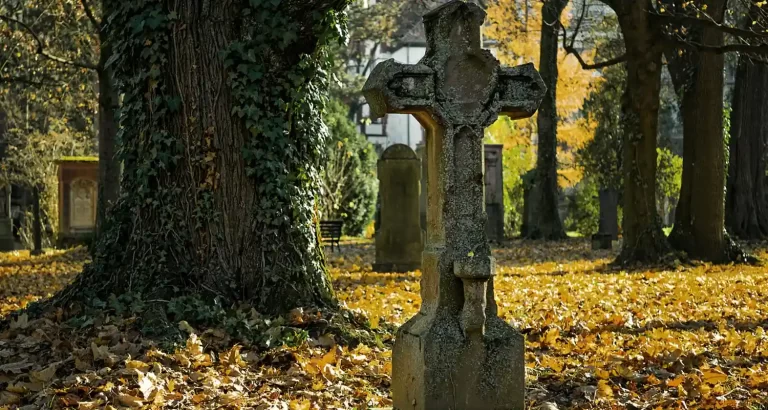 Influencer diventa virale andando in un cimitero di notte