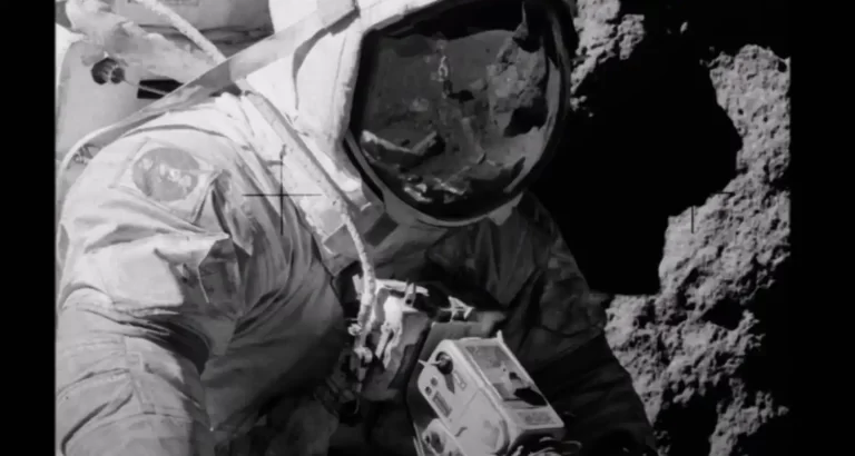Torna di moda la foto di un astronauta senza tuta spaziale sulla Luna