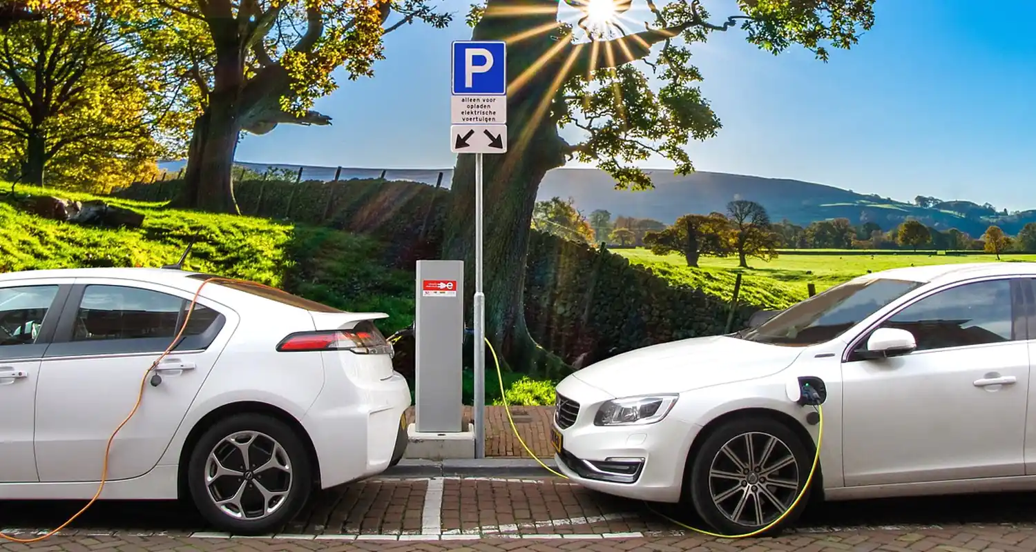 Niente auto elettriche in Europa tira ancora la benzina e il diesel