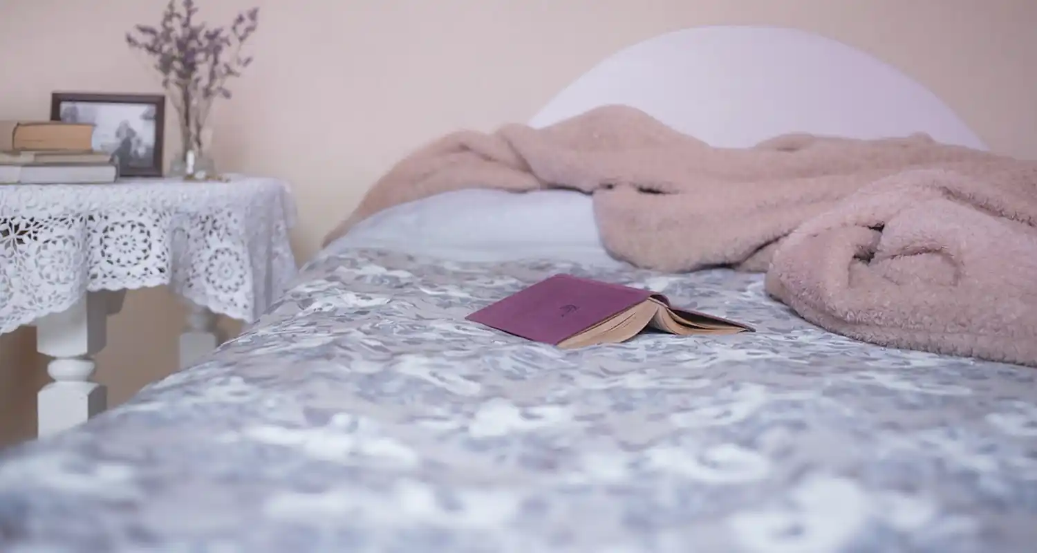 Scopre un uomo sotto al letto e poi la sorpresa