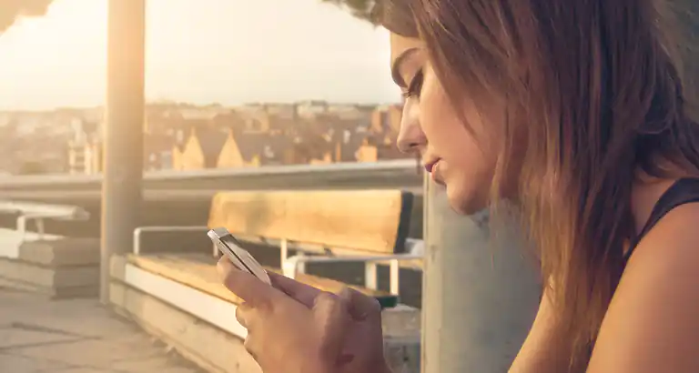 Gli smartphone contribuiscono ad alimentare la sfiducia tra le persone