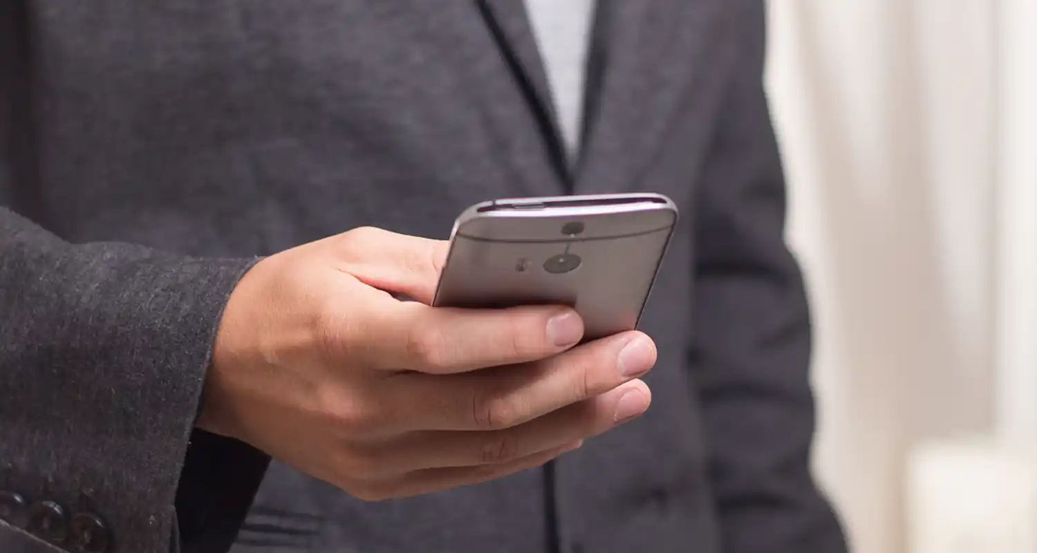 Niente smartphone al matrimonio gli invitati si ribellano