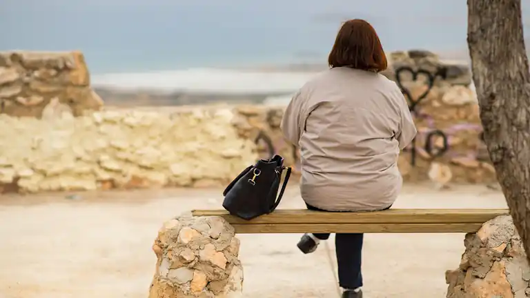 38 anni troppo stanca va in una casa di riposo per anziani