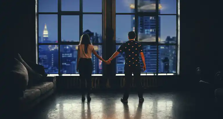 Vive con la moglie e il fidanzato di lei diventa virale la loro storia