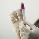 Fa il test del DNA per scherzo e scopre una cosa sconvolgente