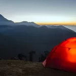 Lascia la sua casa per una tenda e trova la felicità