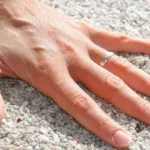 Guadagna 200mila euro a anno le regala un anello su Temu