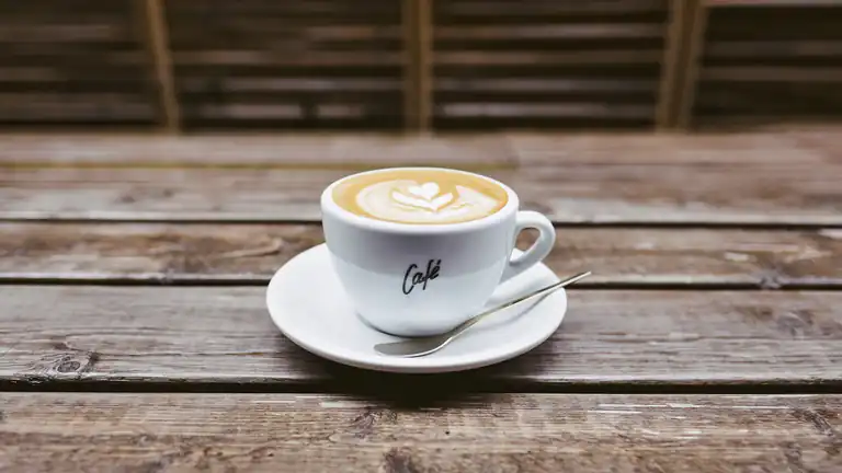 Il modo in cui bevi il caffè rivela se sei bravo a letto