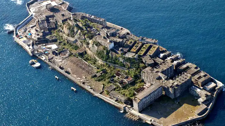 Isola di Hashima Dalla Prosperità al Deserto Post-Apocalittico