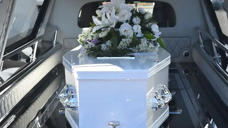 Dichiarato morto si risveglia mentre sta per essere cremato