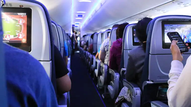 Donna si Rifiuta di Cedere il Posto a una Bambina su un aereo e Divide il Web