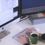 Impiegato di banca si addormenta sulla tastiera e parte un bonifico assurdo