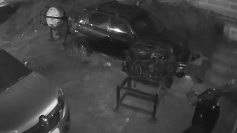 Misterioso Filmato di Videosorveglianza Oggetto Inesplicabile Spinge un Uomo Fuori Casa