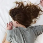 Sentire il proprio battito cardiaco quando si è a letto è pericoloso