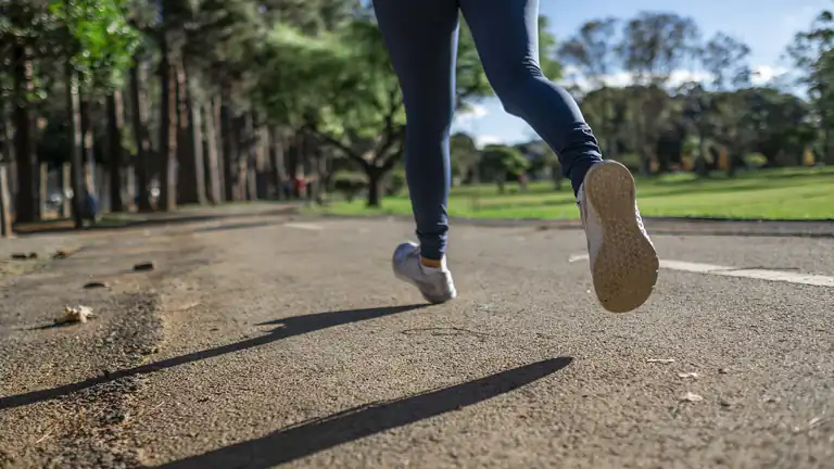 55 anni corre una maratona al giorno per 366 giorni