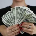 Fa la babysitter per miliardari e rivela cosa si nasconde dietro