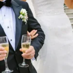 Fa lasciare il figlio con la fidanzata per poterla corteggiare