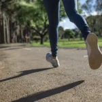 Jogging di notte una donna si traveste da uomo per correre tranquilla