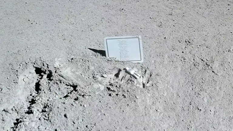 La vera storia della targa lasciata sulla Luna