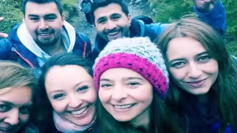Lo strano selfie che ha fatto spaventare un gruppo di amici