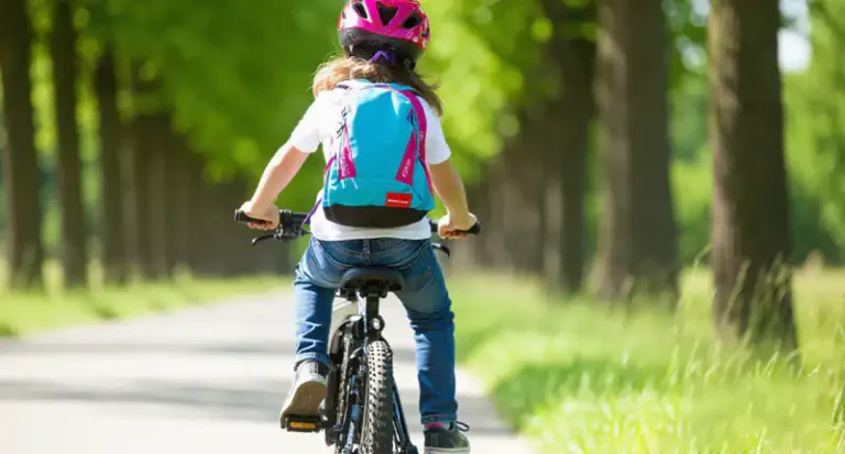 Bambino urta con la bici una signora, il padre viene accusato di omicidio colposo