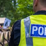 Rapinatore picchiato da una donna in un negozio mentre tenta un colpo