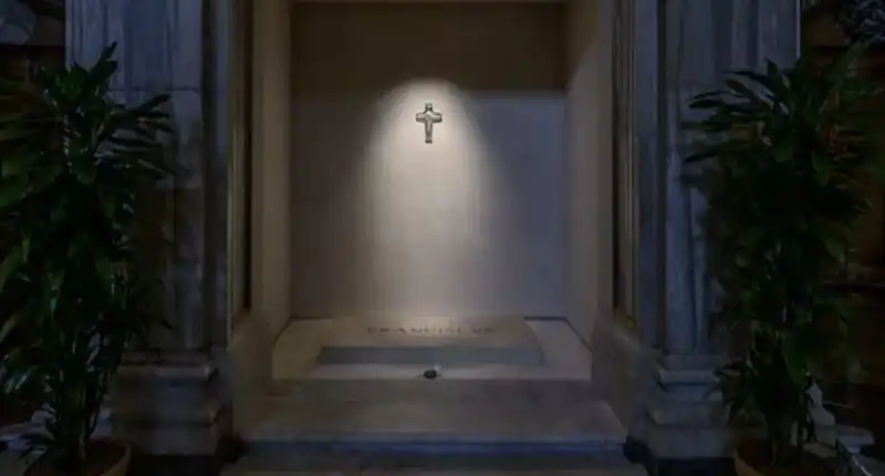 Il significato speciale della lapide di Papa Francesco