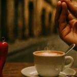 Composizione di oggetti simbolici italiani come un cornetto rosso