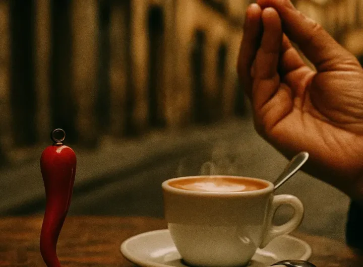 Composizione di oggetti simbolici italiani come un cornetto rosso