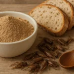 Farina di grillo in ciotola accanto a grilli interi e pane artigianale su fondo naturale