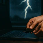 Una mano che scollega un cavo di alimentazione da una presa elettrica